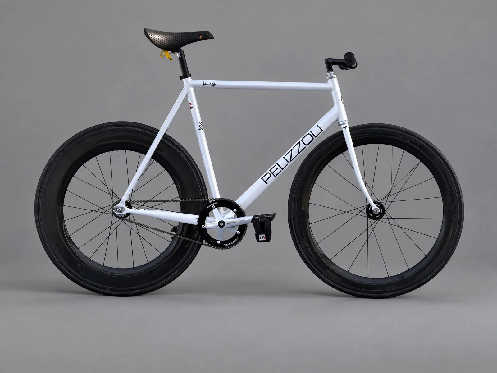 Bici a scatto fisso Pelizzoli Leggenda bianco perla vista di profilo, con ruote lenticolari